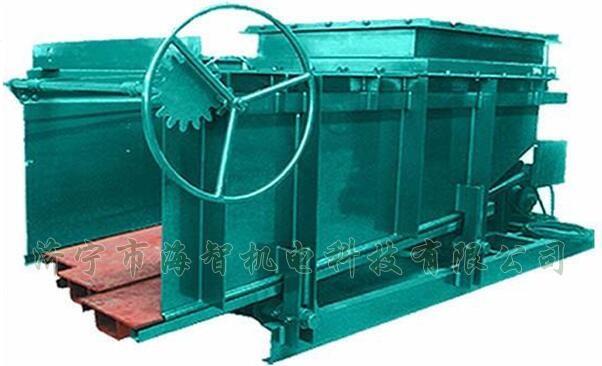 導(dǎo)料槽設(shè)有多個(gè)活動(dòng)式底板，底板在回程過程中可以承受物料所帶來的摩擦力