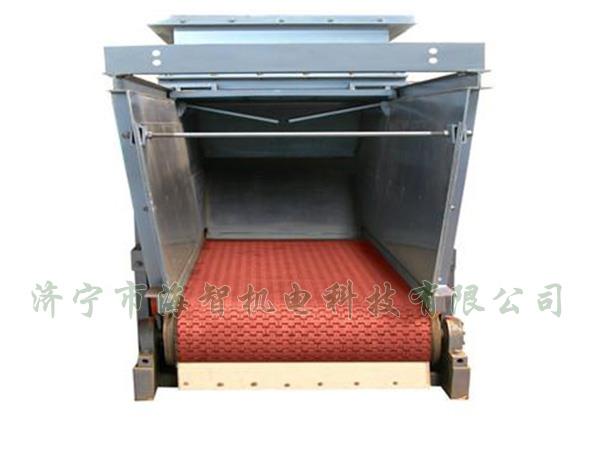 防腐蝕帶式（甲帶）給料機(jī)采用了防打滑膠帶，防止在物料輸送過(guò)程中造成撒料后果